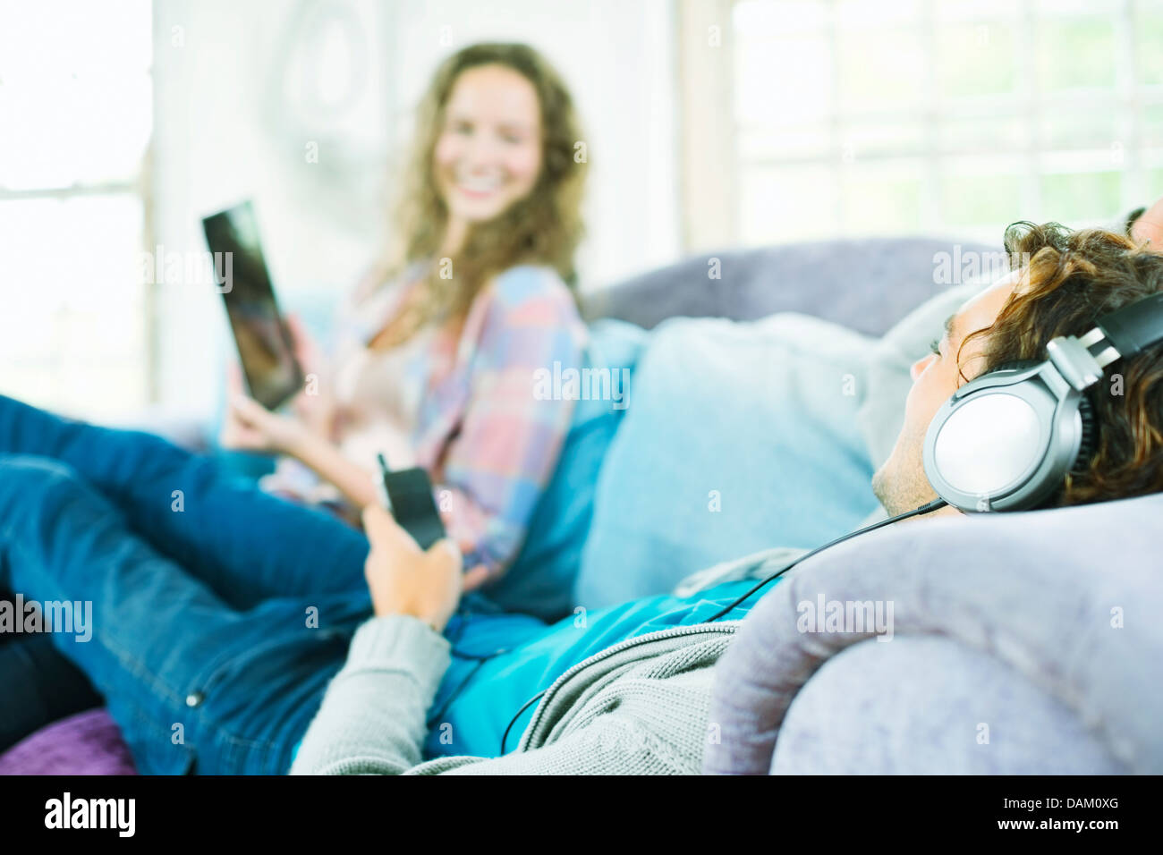 Couple relaxing together on sofa Banque D'Images