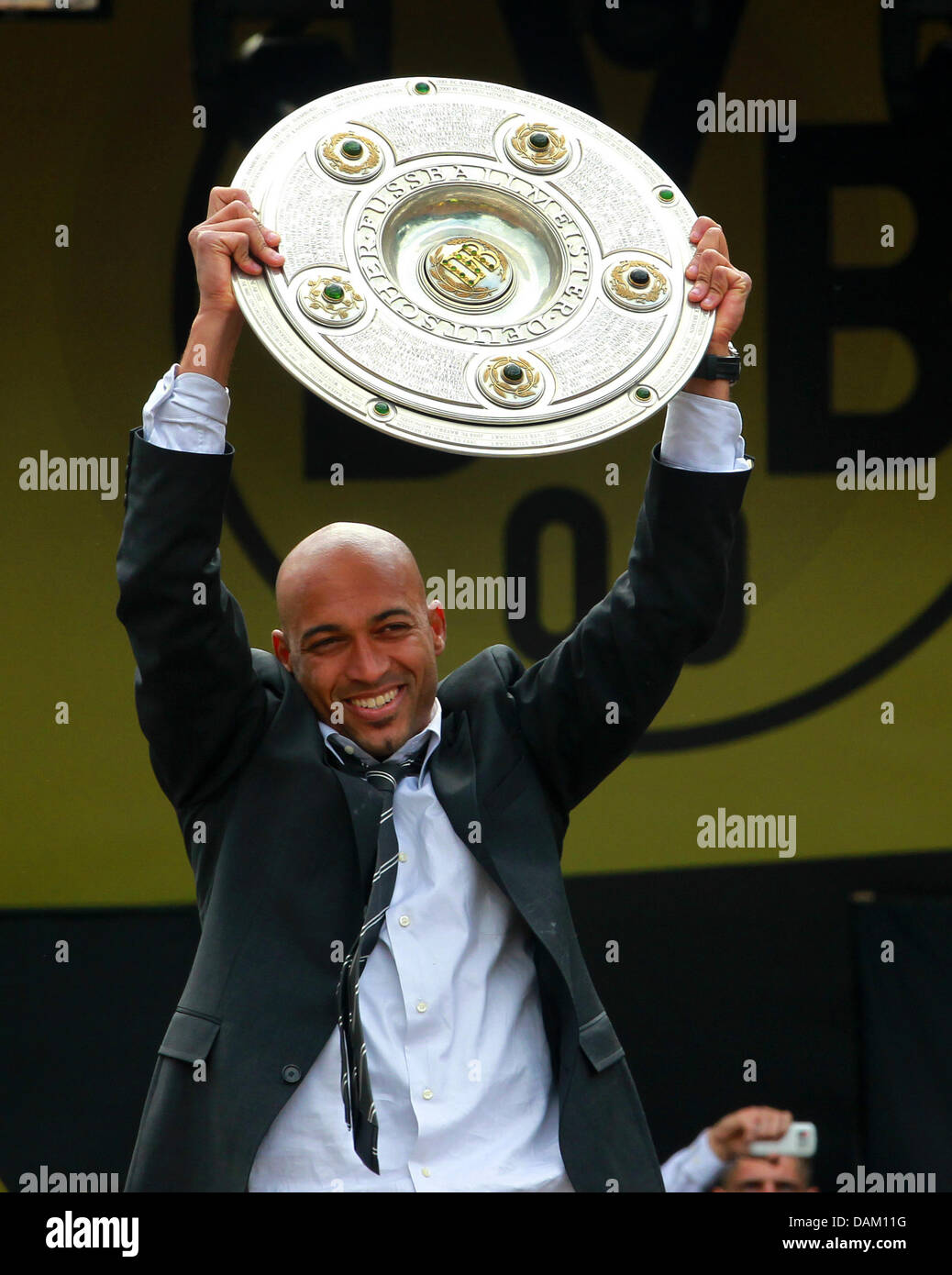 Le joueur de football soccer club BVB Dortmund, Leonardo Dede, soutient le trophée de championnat de Bundesliga lors de la célébration à Dortmund, en Allemagne, le 15 mai 2011. Borussia Dortmund (BVB) est le champion de football allemande de 2010-2011. Photo : Roland Weihrauch Banque D'Images