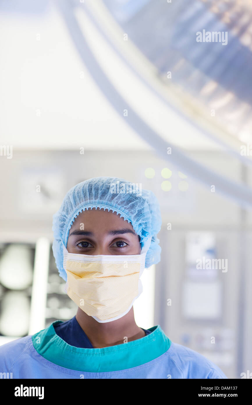 Surgeon standing in operating room Banque D'Images