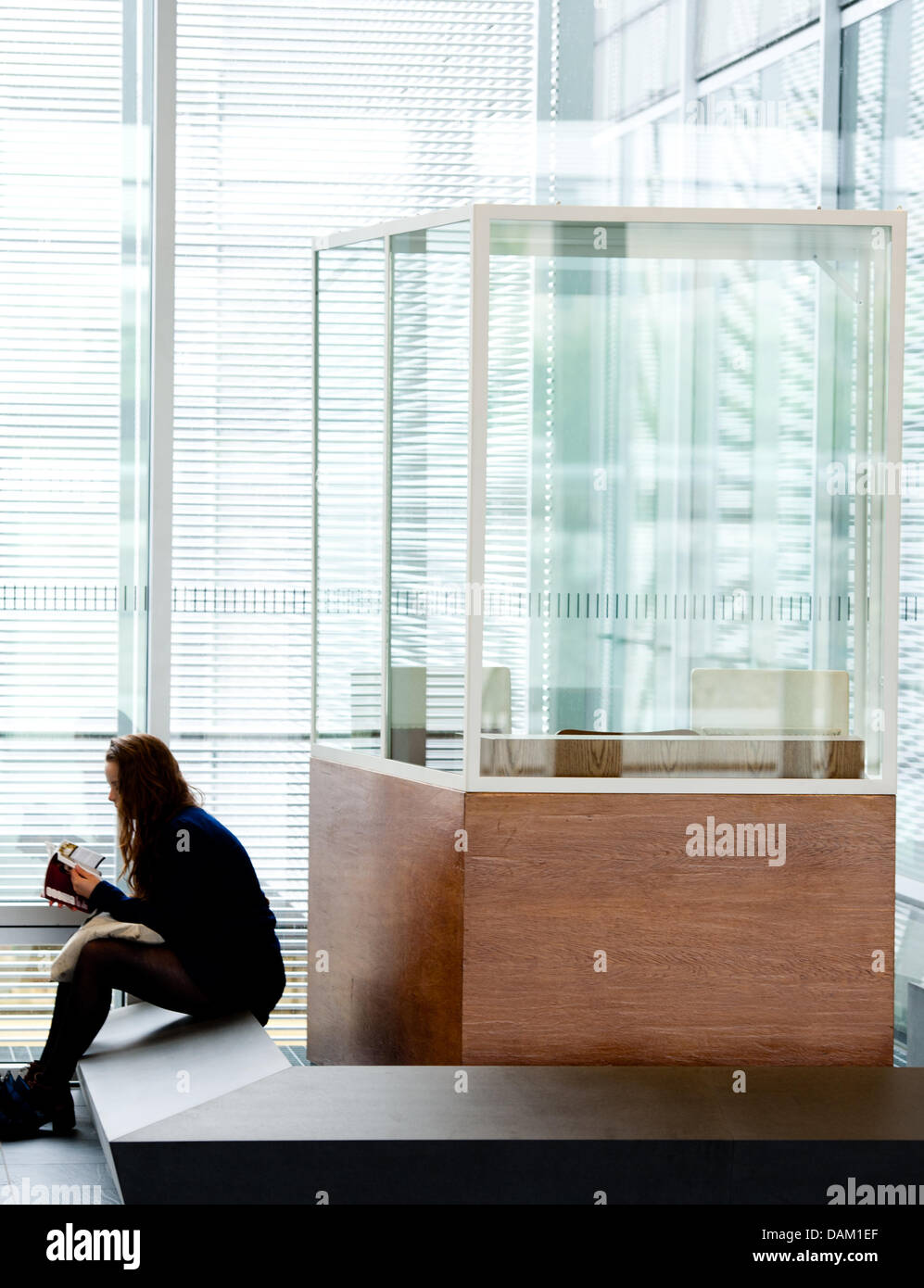 La topographie de la terreur Centre de Documentation a mis le verre blindé le stand du procès de 1961 contre Adolf Eichmann en exposition à Berlin, Allemagne, 16 mai 2011. Photo : Tobias KLEINSCHMIDT Banque D'Images