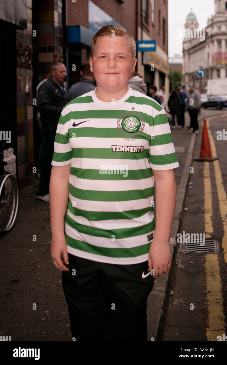 L'Irlande du Nord, Belfast, King Street, 16 juillet 2013. Stephen McFall portant son Celtic haut de files d'attente pour les billets pour le match de la Ligue des Champions entre Cliftonville Vs Celtic à Solitude Park dans le Nord de Belfast. Stephen est l'espoir d'obtenir l'un des 500 billets qui ont été mis à la disposition du crédit d'hier : Bonzo/Alamy Live News Banque D'Images