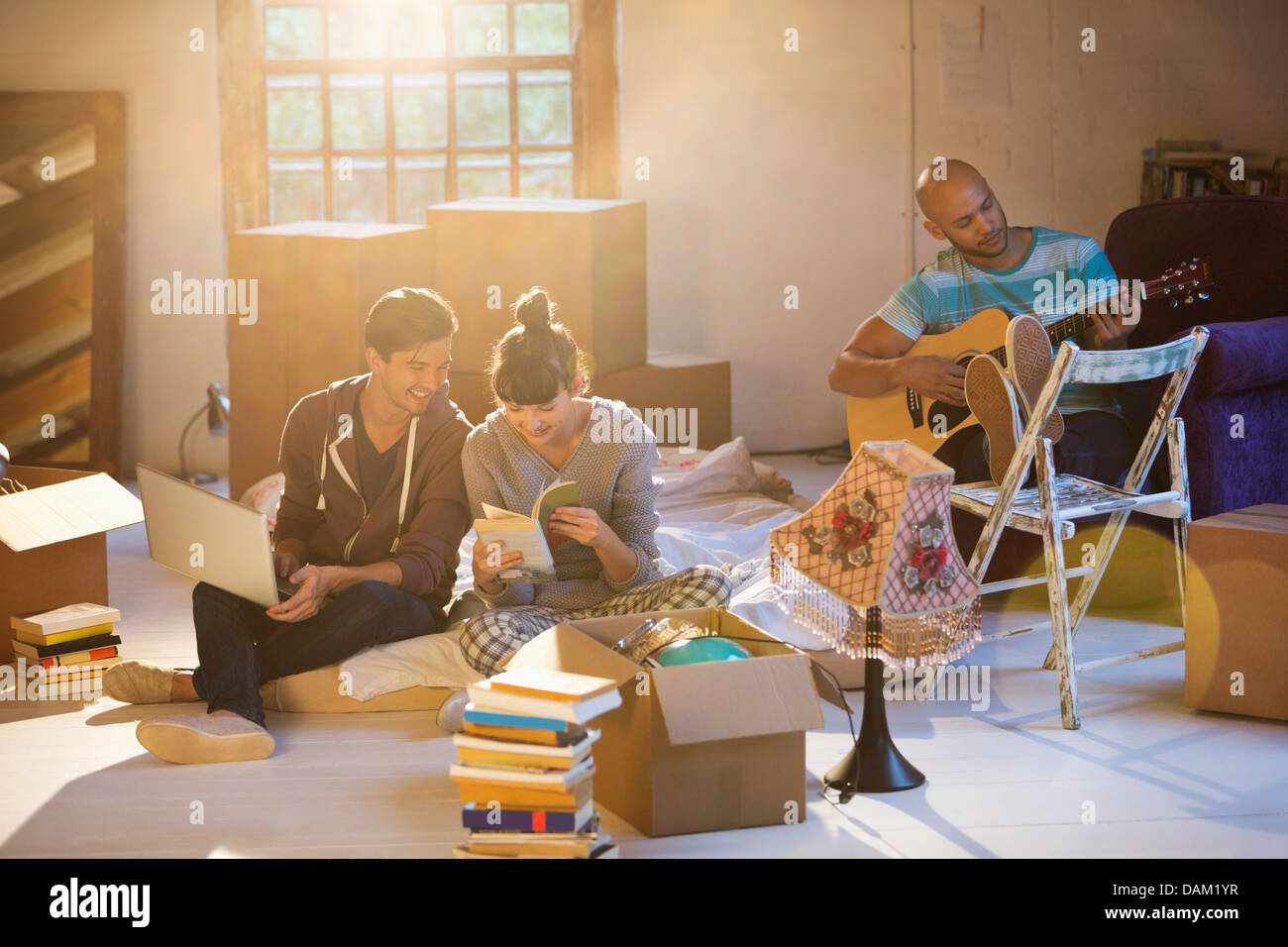 Les amis se détendre à new home Banque D'Images