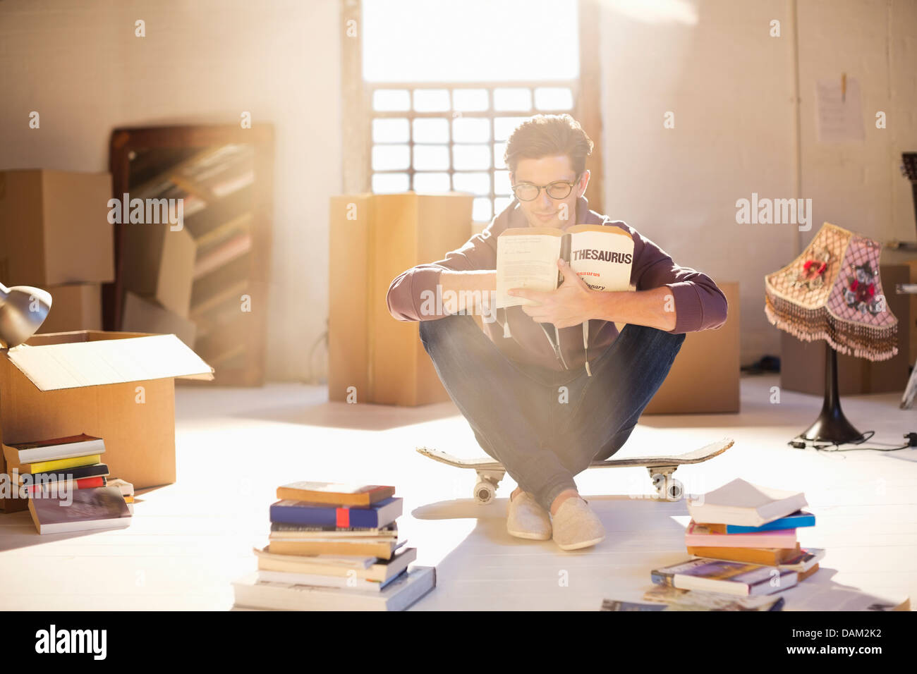 Man reading in new home Banque D'Images