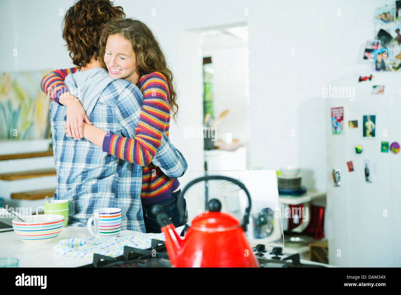 Couple hugging in kitchen Banque D'Images