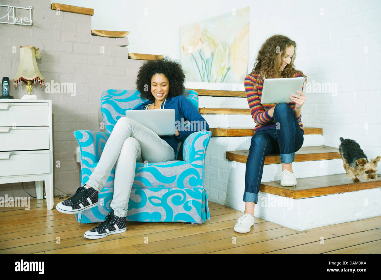 Les femmes de détente sur les mesures Banque D'Images