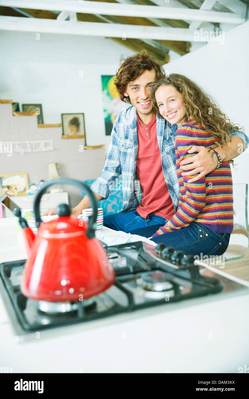 Couple hugging in kitchen Banque D'Images