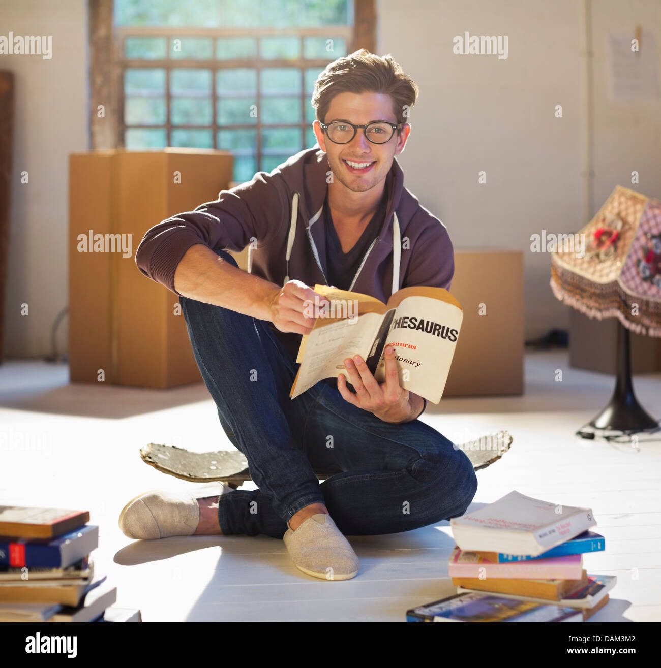 Man reading in new home Banque D'Images