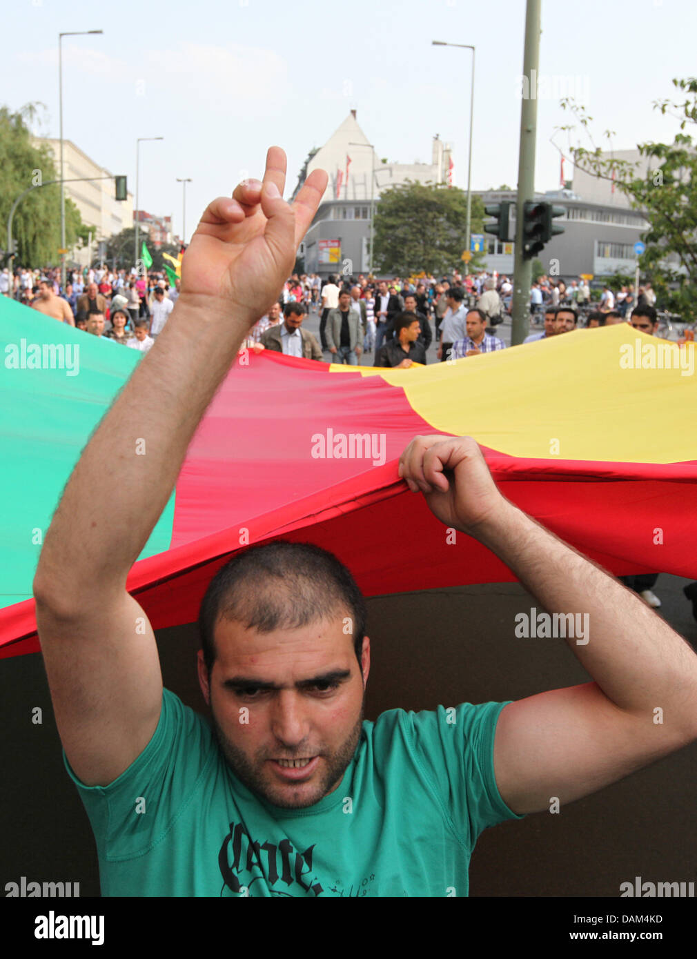 Les manifestants portent un drapeau kurde au cours de la démonstration à Berlin, Allemagne, 21 mai 2011. Environ 300 personnes ont manifesté sous la devise 'pour un Kurdistan libre." Photo : Florian Schuh Banque D'Images