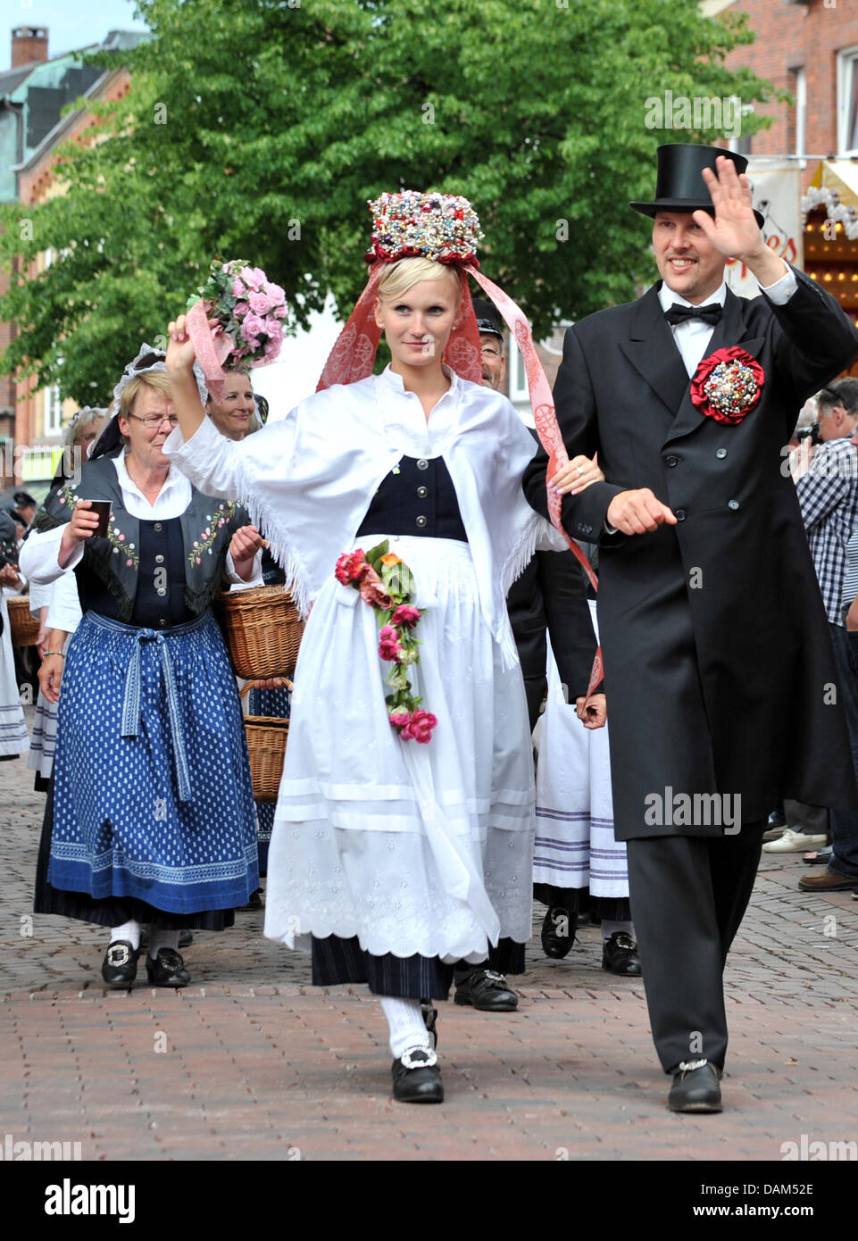 Les membres du groupe folklorique Westerweyhe à pied les rues en costumes traditionnels au niveau de l'Etat festival de costumes à Winsen, Allemagne, 22 mai 2011. Plus de 40 groupes et 1 000 participants de Basse-Saxe s'est réuni dans la ville par les cannes. Photo : Philipp Schulze Banque D'Images