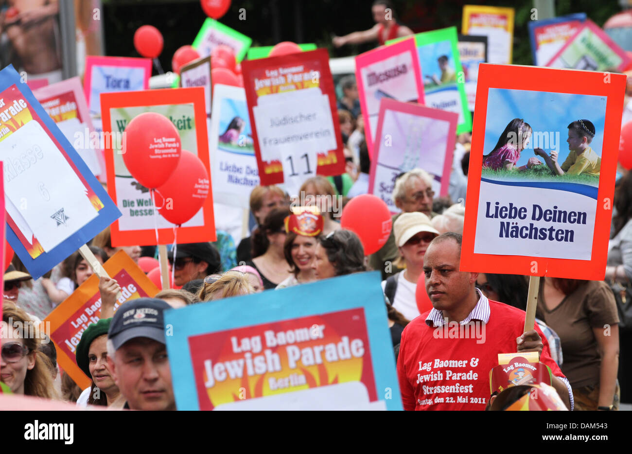 Sous la devise 'la fête et de vivre cacher' ('Koscher feiern und leben'), un défilé juif se déplace le long de la Kurfuerstendamm à Berlin, Allemagne, 22 mai 2011. L'Eglise orthodoxe Chabad Lubawitsch cummunity Berlin a accueilli le défilé pour la célébration de la fête juive de Lag BaOmer. L'année dernière, le défilé a eu lieu à Berlin pour la première fois après la Seconde Guerre mondiale. Photo : Herbert Knosowski Banque D'Images