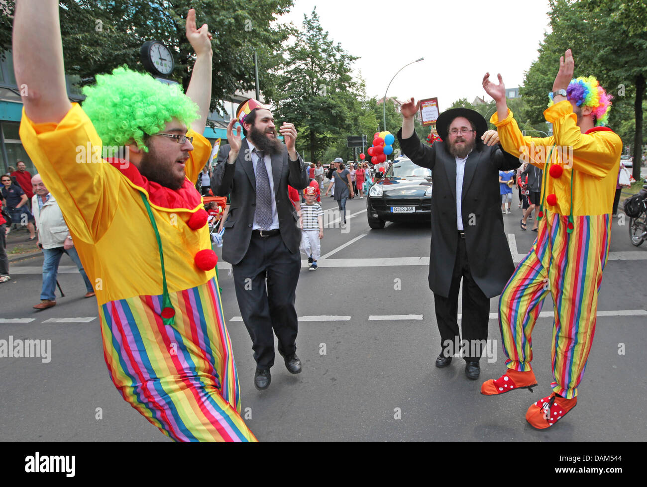 Sous la devise 'la fête et de vivre cacher' ('Koscher feiern und leben'), un défilé juif se déplace le long de la Kurfuerstendamm à Berlin, Allemagne, 22 mai 2011. L'Eglise orthodoxe Chabad Lubawitsch cummunity Berlin a accueilli le défilé pour la célébration de la fête juive de Lag BaOmer. L'année dernière, le défilé a eu lieu à Berlin pour la première fois après la Seconde Guerre mondiale. Photo : Herbert Knosowski Banque D'Images