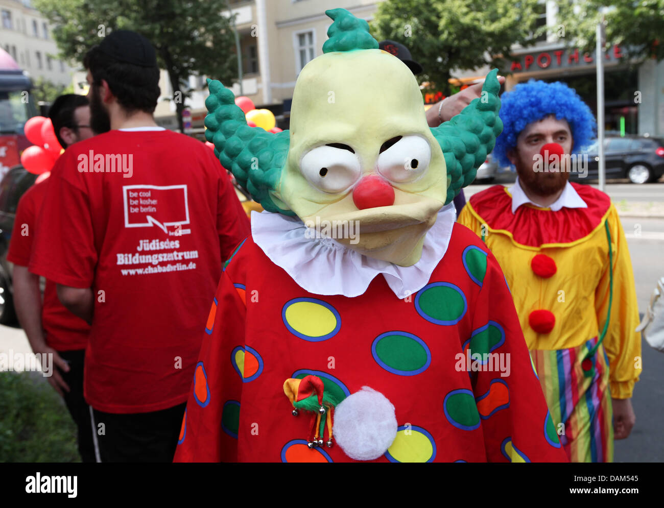 Sous la devise 'la fête et de vivre cacher' ('Koscher feiern und leben'), un défilé juif se déplace le long de la Kurfuerstendamm à Berlin, Allemagne, 22 mai 2011. L'Eglise orthodoxe Chabad Lubawitsch cummunity Berlin a accueilli le défilé pour la célébration de la fête juive de Lag BaOmer. L'année dernière, le défilé a eu lieu à Berlin pour la première fois après la Seconde Guerre mondiale. Photo : Herbert Knosowski Banque D'Images