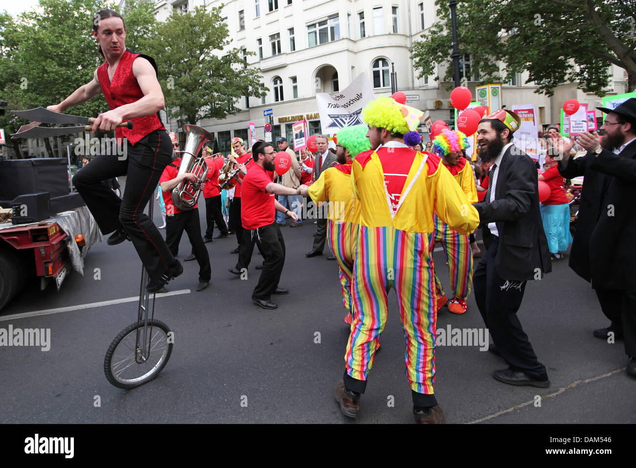 Sous la devise 'la fête et de vivre cacher' ('Koscher feiern und leben'), un défilé juif se déplace le long de la Kurfuerstendamm à Berlin, Allemagne, 22 mai 2011. L'Eglise orthodoxe Chabad Lubawitsch cummunity Berlin a accueilli le défilé pour la célébration de la fête juive de Lag BaOmer. L'année dernière, le défilé a eu lieu à Berlin pour la première fois après la Seconde Guerre mondiale. Photo : Herbert Knosowski Banque D'Images