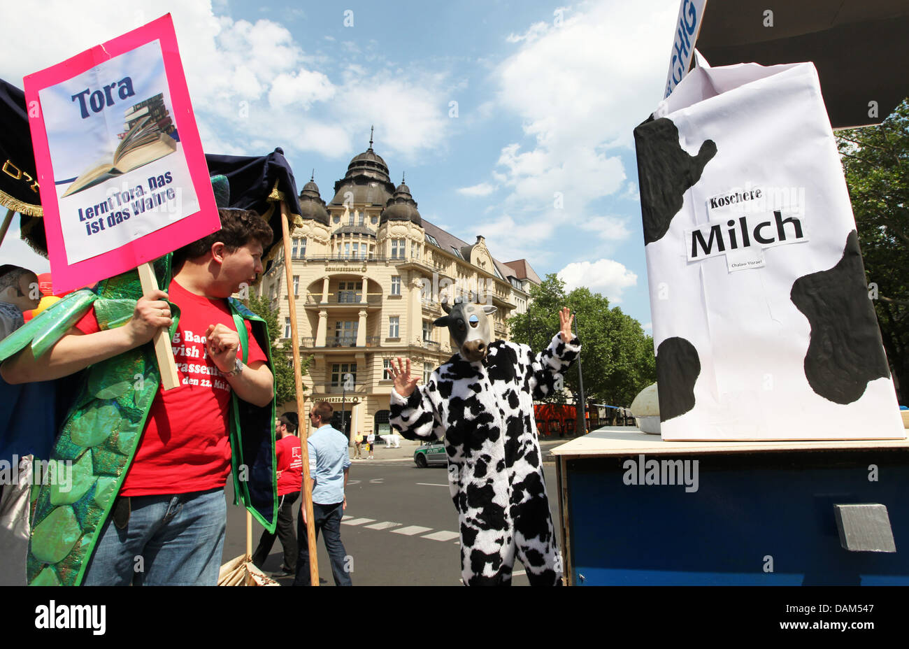 Sous la devise 'la fête et de vivre cacher' ('Koscher feiern und leben'), un défilé juif se déplace le long de la Kurfuerstendamm à Berlin, Allemagne, 22 mai 2011. L'Eglise orthodoxe Chabad Lubawitsch cummunity Berlin a accueilli le défilé pour la célébration de la fête juive de Lag BaOmer. L'année dernière, le défilé a eu lieu à Berlin pour la première fois après la Seconde Guerre mondiale. Photo : Herbert Knosowski Banque D'Images