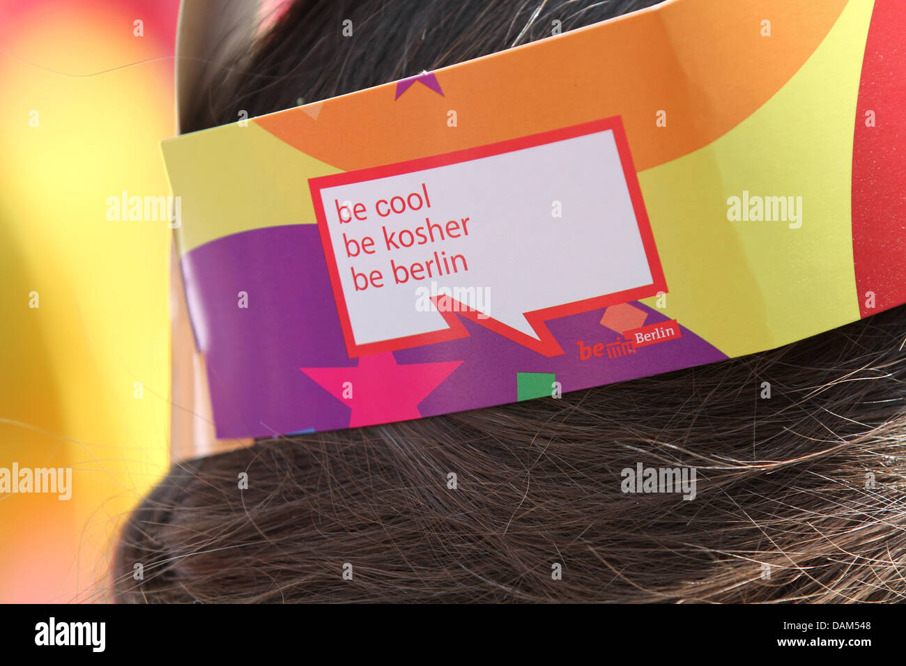 Sous la devise 'la fête et de vivre cacher' ('Koscher feiern und leben'), un défilé juif se déplace le long de la Kurfuerstendamm à Berlin, Allemagne, 22 mai 2011. L'Eglise orthodoxe Chabad Lubawitsch cummunity Berlin a accueilli le défilé pour la célébration de la fête juive de Lag BaOmer. L'année dernière, le défilé a eu lieu à Berlin pour la première fois après la Seconde Guerre mondiale. Photo : Herbert Knosowski Banque D'Images