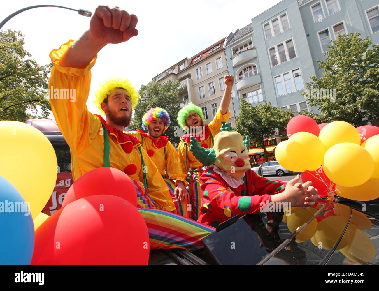 Sous la devise 'la fête et de vivre cacher' ('Koscher feiern und leben'), un défilé juif se déplace le long de la Kurfuerstendamm à Berlin, Allemagne, 22 mai 2011. L'Eglise orthodoxe Chabad Lubawitsch cummunity Berlin a accueilli le défilé pour la célébration de la fête juive de Lag BaOmer. L'année dernière, le défilé a eu lieu à Berlin pour la première fois après la Seconde Guerre mondiale. Photo : Herbert Knosowski Banque D'Images