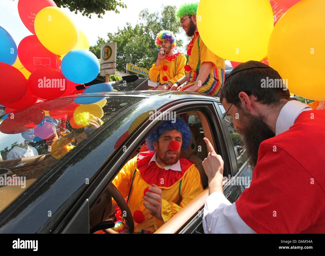 Sous la devise 'la fête et de vivre cacher' ('Koscher feiern und leben'), un défilé juif se déplace le long de la Kurfuerstendamm à Berlin, Allemagne, 22 mai 2011. L'Eglise orthodoxe Chabad Lubawitsch cummunity Berlin a accueilli le défilé pour la célébration de la fête juive de Lag BaOmer. L'année dernière, le défilé a eu lieu à Berlin pour la première fois après la Seconde Guerre mondiale. Photo : Herbert Knosowski Banque D'Images