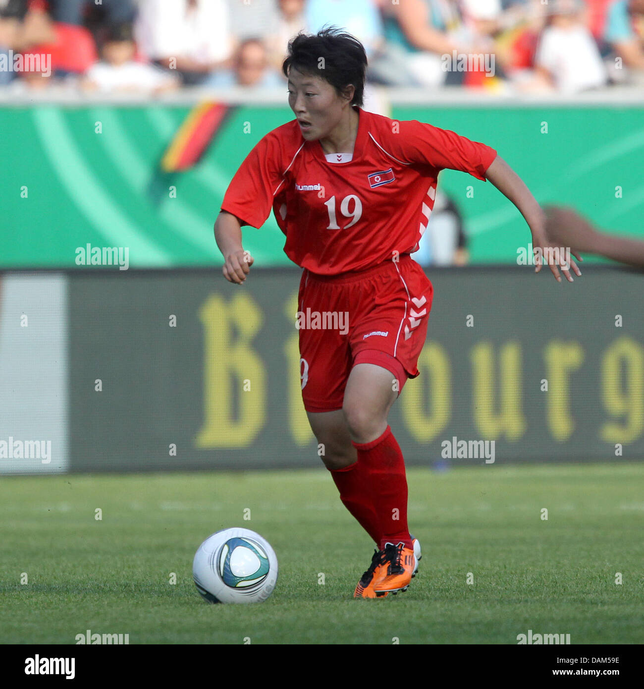Professionnel de la Corée du Nord Mi Gyong Choe contrôle le ballon au Women's international match de football l'Allemagne contre la Corée du Nord à Ingolstadt, Allemagne, le 21 mai 2011. L'Allemagne a gagné par 2-0. Photo : Daniel Karmann Banque D'Images