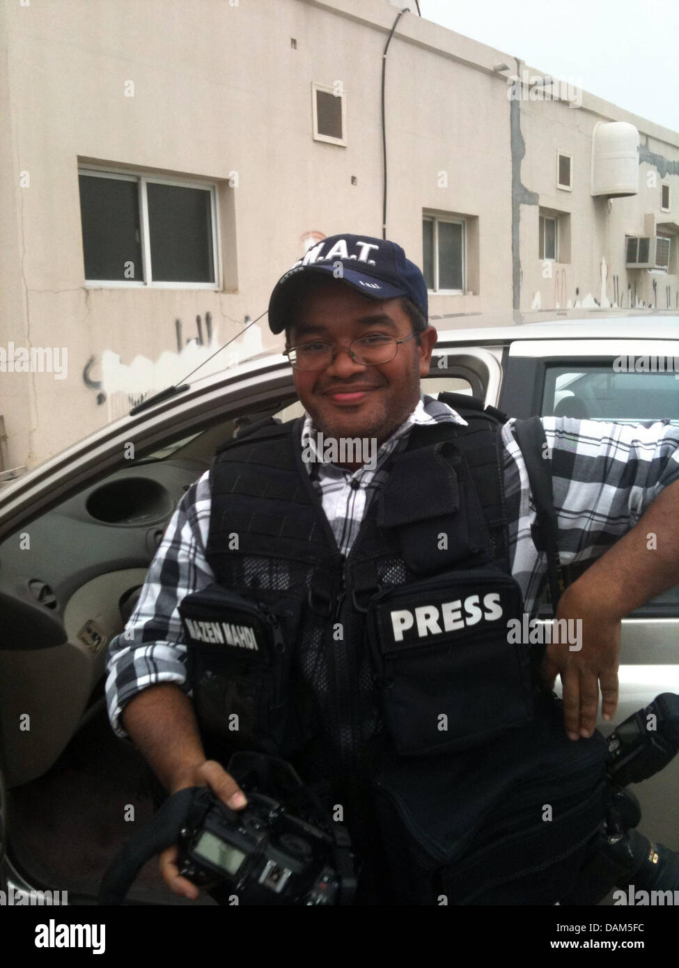 Selon des rapports, journaliste Mazen Al-Mahdi, employé de l'agence de presse, DPA, et l'agence de photos, l'EPA, a été interrogé et battu à Sitra, Bahreïn. Il avait les yeux bandés et insulté, en raison de ses rapports des plus récentes manifestations et d'arrestations, et après environ deux heures, il a été de nouveau libéré. L'état d'urgence à Bahreïn est de mettre fin le 01 juin 2011, mais Banque D'Images