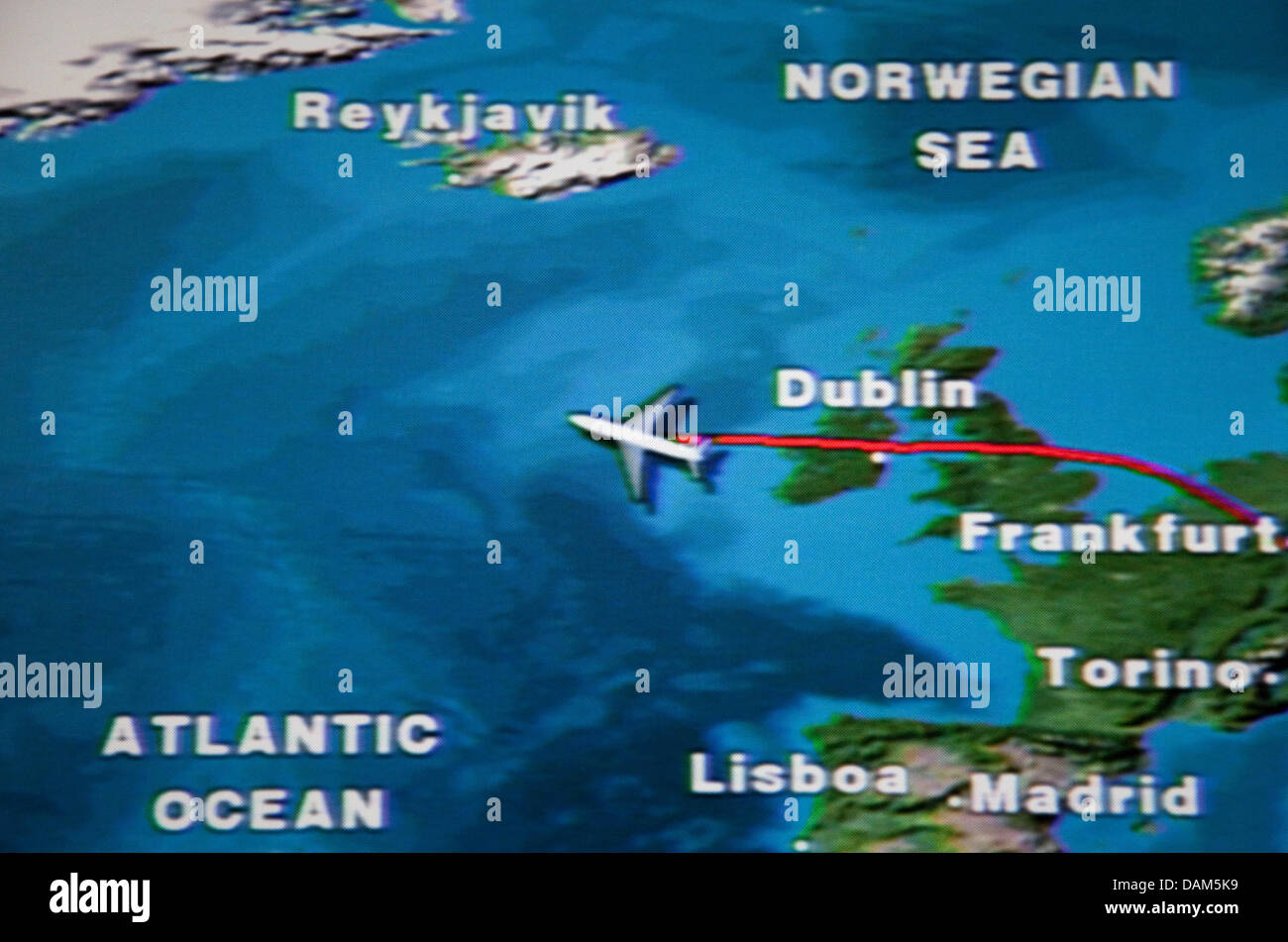 Un moniteur d'information de vol présente une trajectoire de vol modifié en raison de l'éruption du volcan islandais Grimsvoetn le vol à Frankfurt - Chicago (Illinois) à Francfort, Allemagne, 23 mai 2011. L'UE s'attend à ce que les restrictions sur le trafic aérien en raison de l'éruption du volcan. Photo : Friso Gentsch Banque D'Images