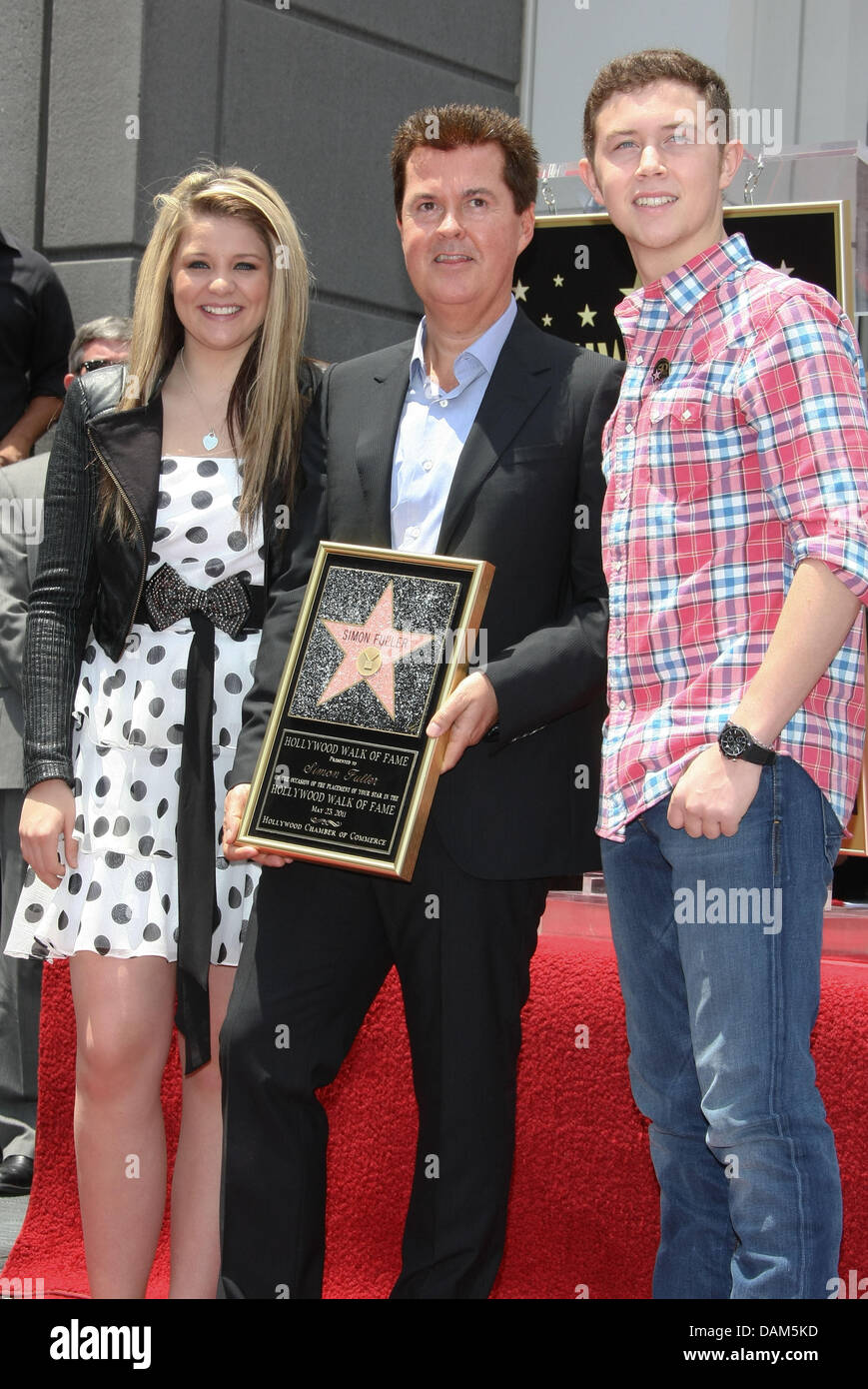 Singer Lauren Alaina et singer Bénabar assister à la cérémonie en l'honneur de la musique et télévision producteur Simon Fuller (C) avec une nouvelle étoile sur le Hollywood Walk of Fame à Los Angeles, USA, le 23 mai 2011. Photo : Hubert Boesl Banque D'Images