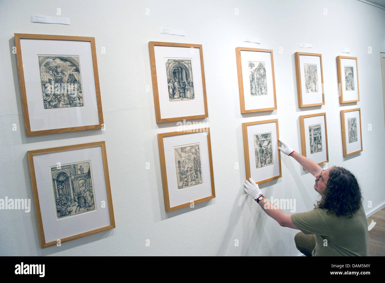 Mario Scarabis de le Pomeranian State Museum Greifswald met en place des œuvres de Duerer à l'exposition "Trésors de papier" au musée à Greifswald, Allemagne, le 24 mai 2011. L'exposition se tiendra du 26 mai au 28 juillet 2011 et présente 200 oeuvres de peintres célèbres. Photo : Stefan Sauer Banque D'Images