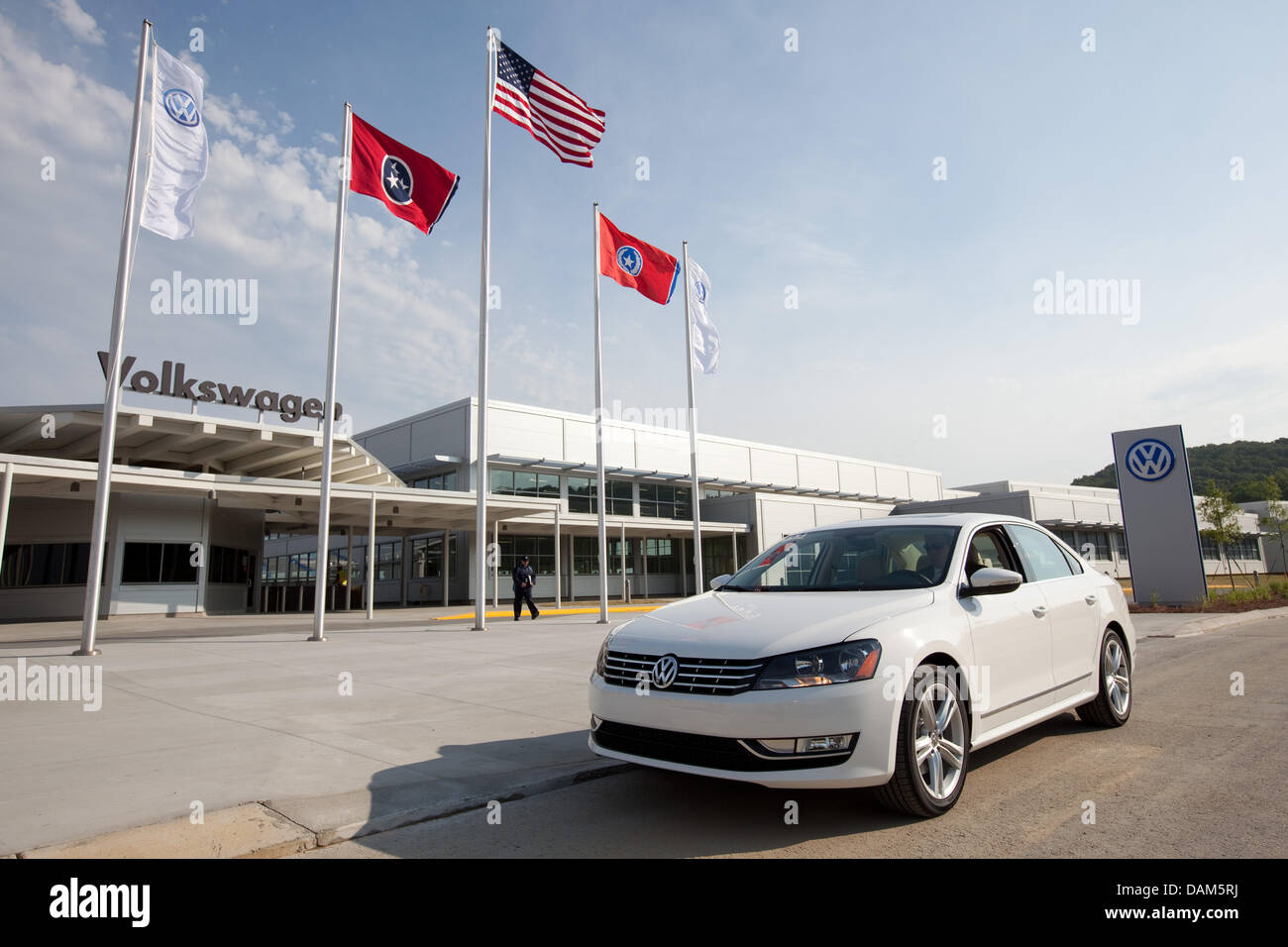 (Document) La version US d'un VW Passat durs en face de l'usine Volkswagen de Chattanooga, Tennessee, États-Unis, 24 mai 2011. L'usine est officiellement ouverte.VW a essayé de nous persuader les clients avec des voitures de l'allemand et lignes de production mexicaine, mais en raison de l'euro fort, VW a eu du mal à gagner de l'argent. À la nouvelle usine, une Passat sera produit qui nous accueille. Il Banque D'Images