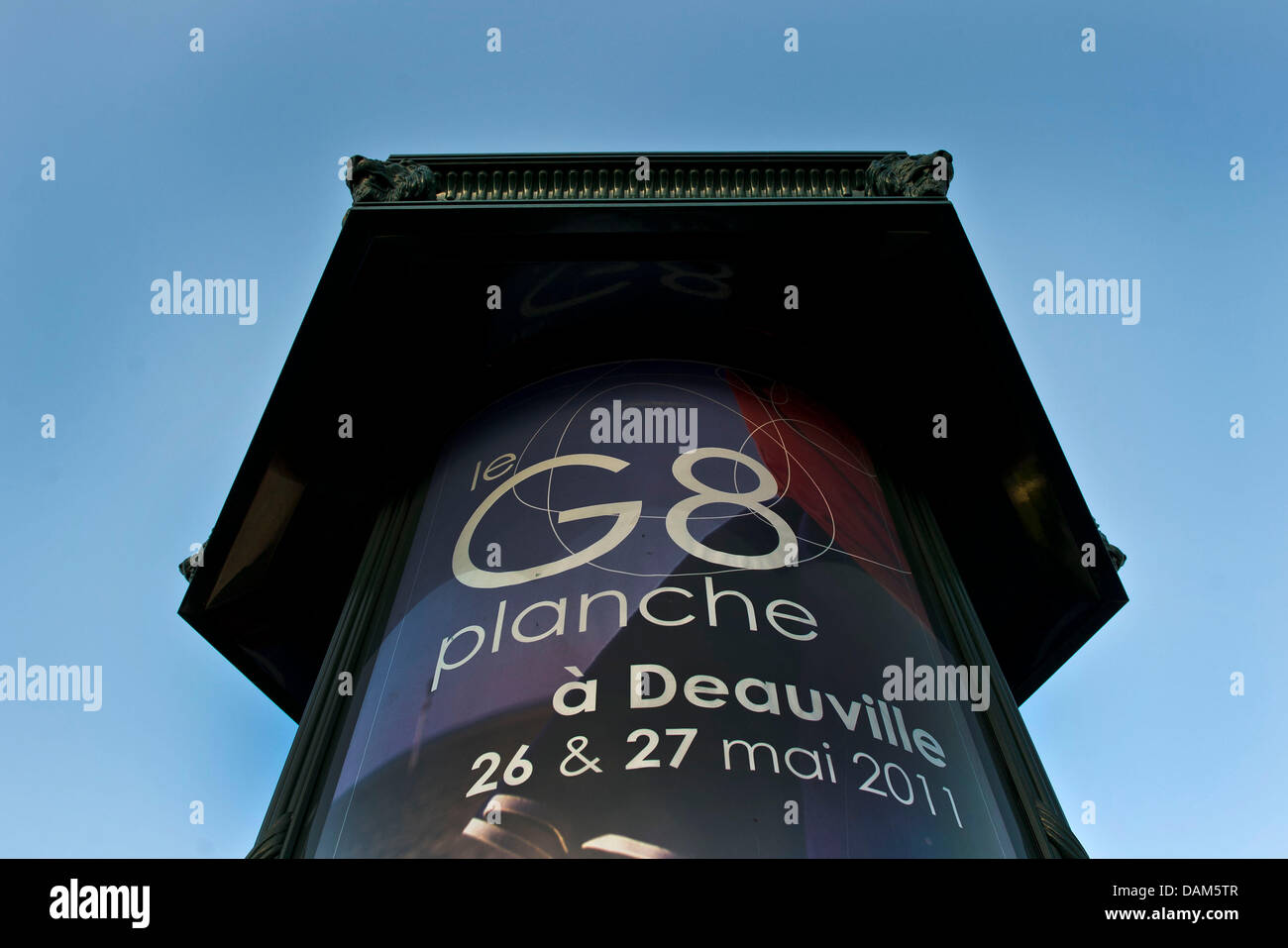 Ein Plakat weist am Dienstagabend (24.05.2011) à Deauville, Frankreich, auf den G8-Gipfel hin. En dem französischen Ort am Ärmelkanal findet am 26. und 27. Mai 2011 der diesjährige G8-Gipfel statt. Foto : dpa Grimm par les pairs Banque D'Images