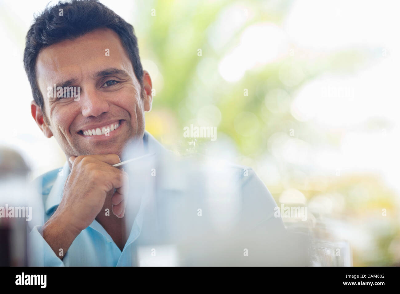 Businessman smiling at desk Banque D'Images