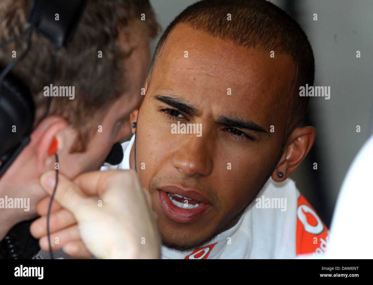 Pilote de Formule 1 britannique Lewis Hamilton de McLaren Mercedes se prépare pour la première session d'essais à la rue du circuit Monte Carlo, Monaco, 26 mai 2011. Le Grand Prix de Formule 1 de Monaco aura lieu le 29 mai. Photo : Jens Buettner dpa Banque D'Images