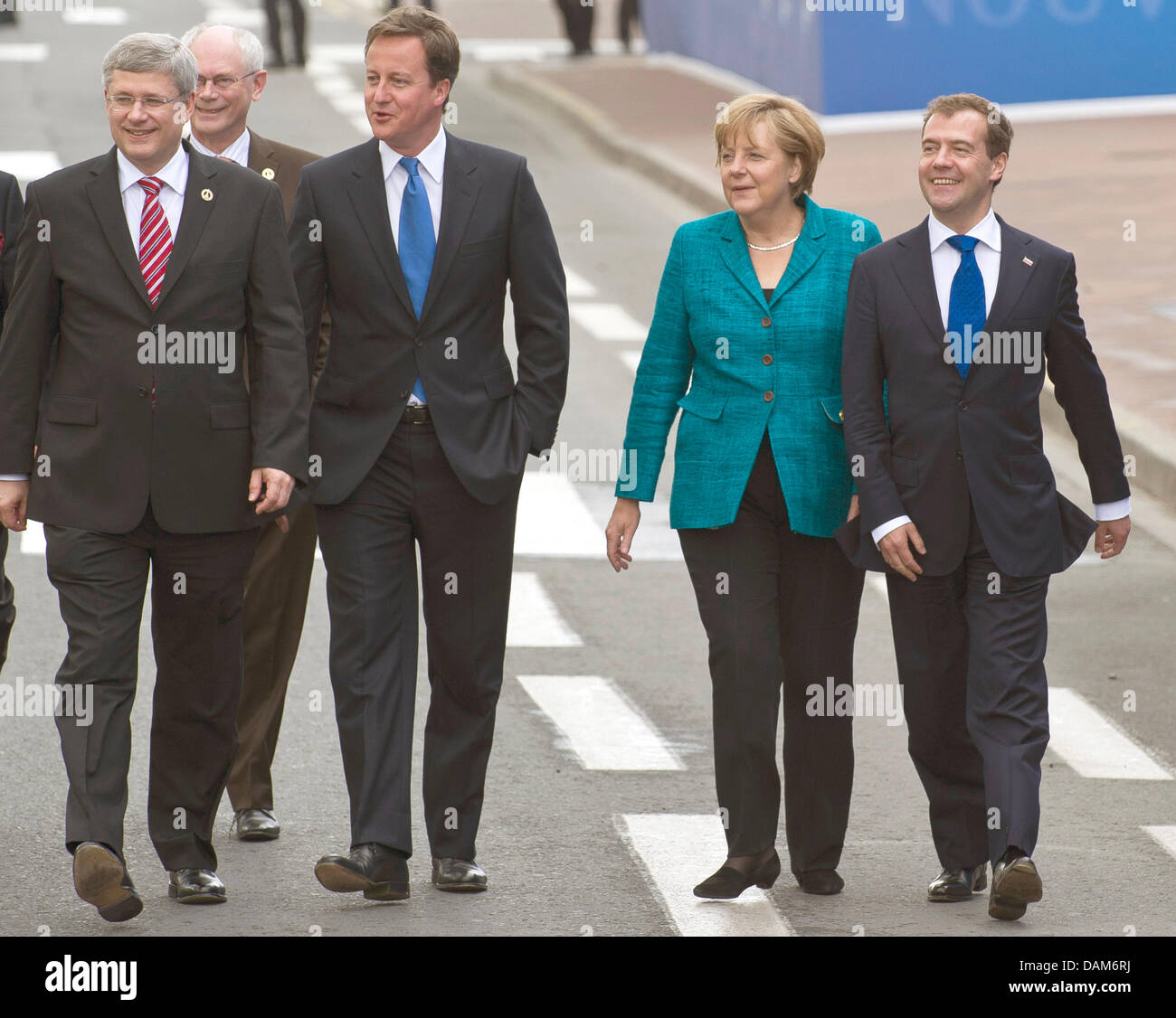 Le premier ministre canadien Stephen Harper (L-R), Président du Conseil européen, Herman Van Rompuy, le Premier ministre britannique David Cameron, la chancelière fédérale allemande Angela Merkel, et la Russie Dmitri Medvedev à pied au centre des congrès lors du Sommet du G8 à Deauville, France, 26 mai 2011. Cette année, le Sommet du G8 se déroule dans la station française de la Manche Banque D'Images