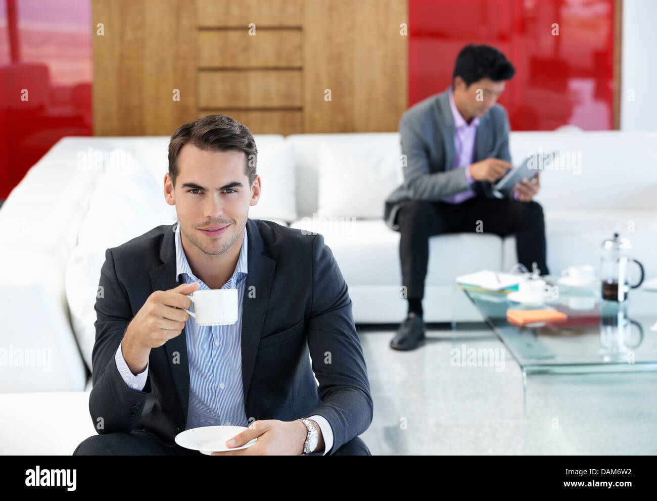 Businessman having cup of coffee in office Banque D'Images