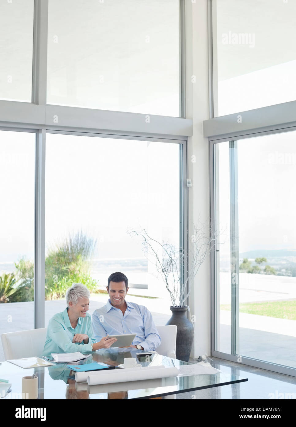 Business people talking on sofa in office Banque D'Images