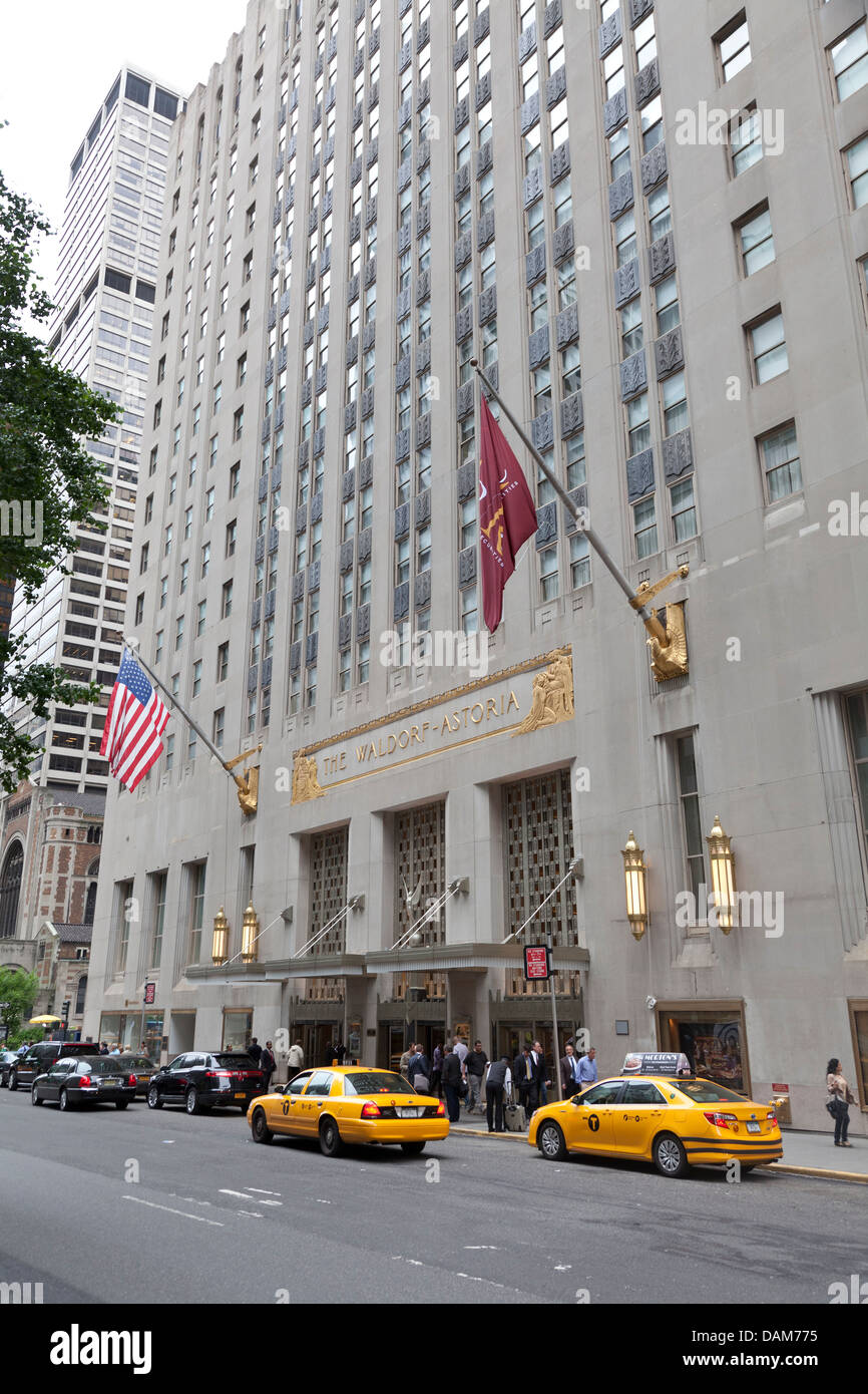 Entrée de l'hôtel Waldorf Astoria, à New York. Banque D'Images