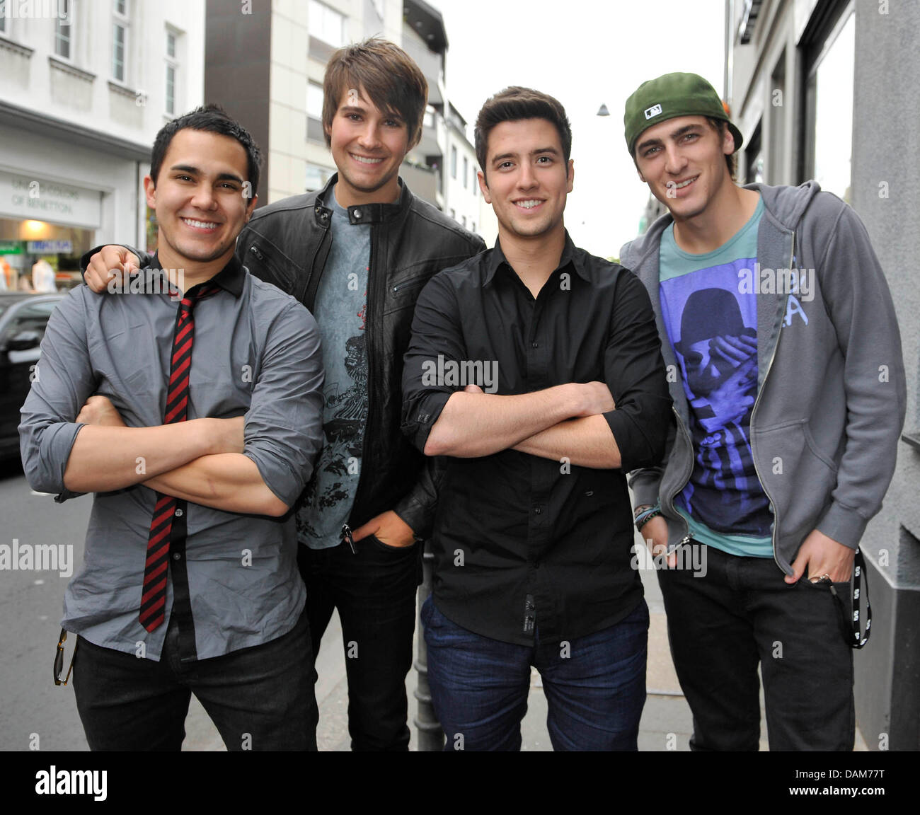 Carlos Pena Jr., James Maslow, Logan Henderson et Kendall Schmidt (l-r) de la bande de Big Time Rush posent à Cologne, Allemagne, 26 mai 2011. Big Time Rush se produira lors de la cérémonie de remise des prix de musique de la comète à Oberhausen, Allemagne le 27 mai 2011. Photo : HENNING KAISER Banque D'Images