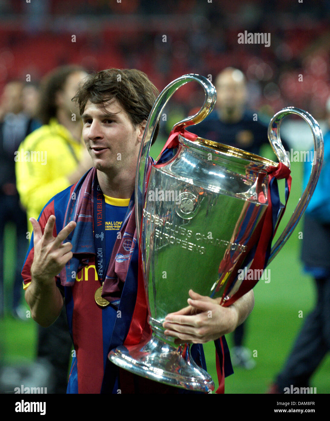 La Barcelone Lionel Messi célèbre avec le trophée de la Ligue des Champions  après la finale de la Ligue des Champions entre le FC Barcelone et  Manchester United au stade de Wembley,