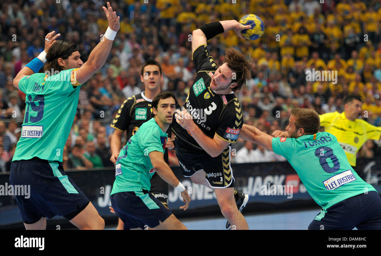 Uwe Gensheimer joueur Rhin-neckar (M) throws dans la Ligue des champions de handball demi finale match du Rhin-neckar Lions contre FC Barcelona Borges à la Lanxess-Arena à Cologne, Allemagne. Laszlo Nagy (L) et Victor Tomas Gonzalez essaient de bloquer. Photo : Marius Becker Banque D'Images