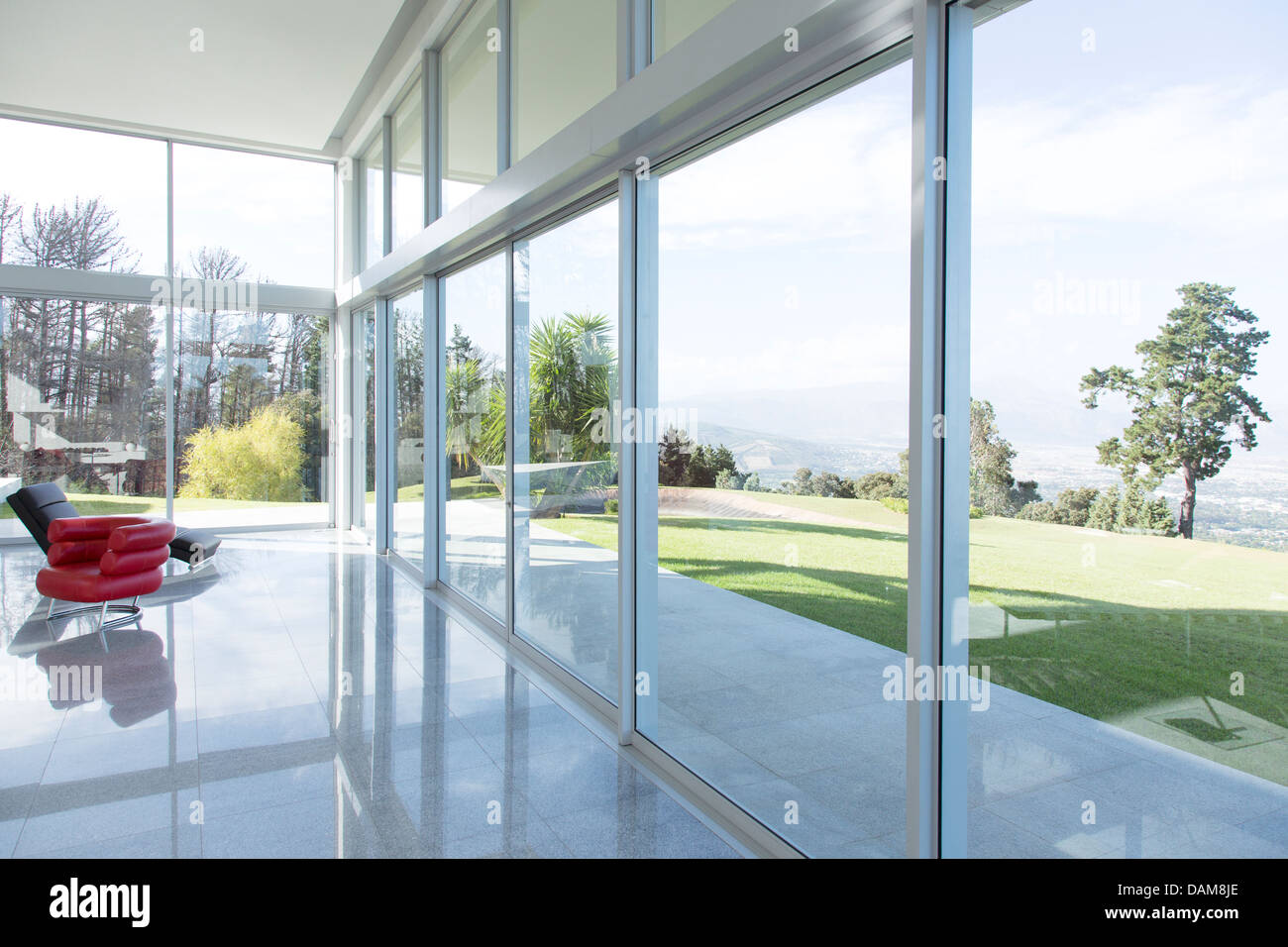 Bâtiment moderne donnant sur pelouse Banque D'Images