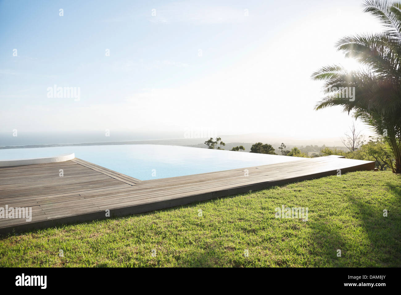 Piscine à débordement avec vue sur colline Banque D'Images