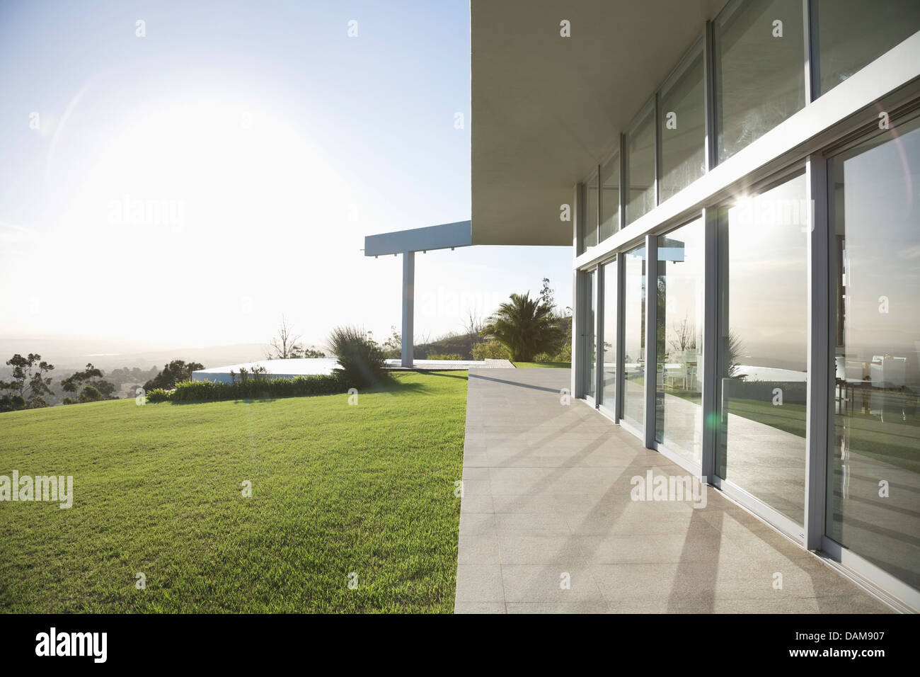 Bâtiment moderne et pelouse Banque D'Images