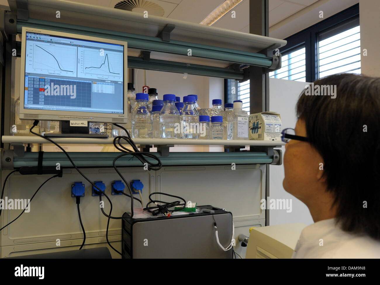 Zhang Wenlan de l'Institut pour l'hygiène de la clinique universitaire de Münster, examine les résultats d'un test rapide de biologie moléculaire pour contrôler que l'Escherichia coli (EHEC) bactéries sur une PCR en temps réel-device à Muenster, Allemagne, 31 mai 2011. Les scientifiques de Muenster ont mis au point le test rapide. De petites quantités d'agents EHEC peut être détecté en heures et le test peut être exécuté au sein d'un mole Banque D'Images