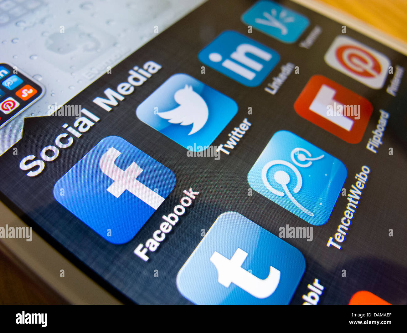 Détail de l'iPhone 5 écran avec de nombreuses icônes des médias sociaux Banque D'Images