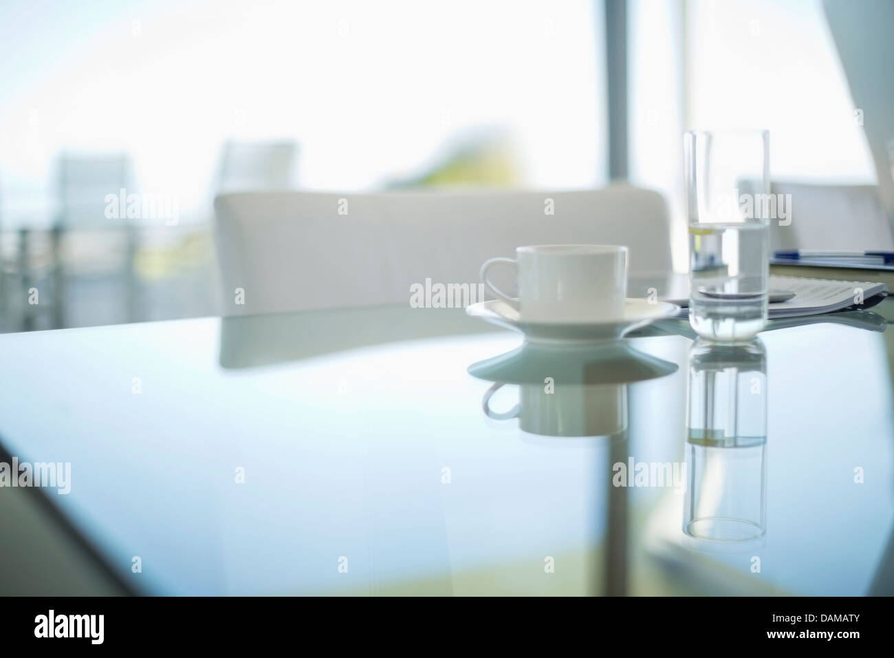 Tasse à café et verre d'eau sur la table de réunion Banque D'Images