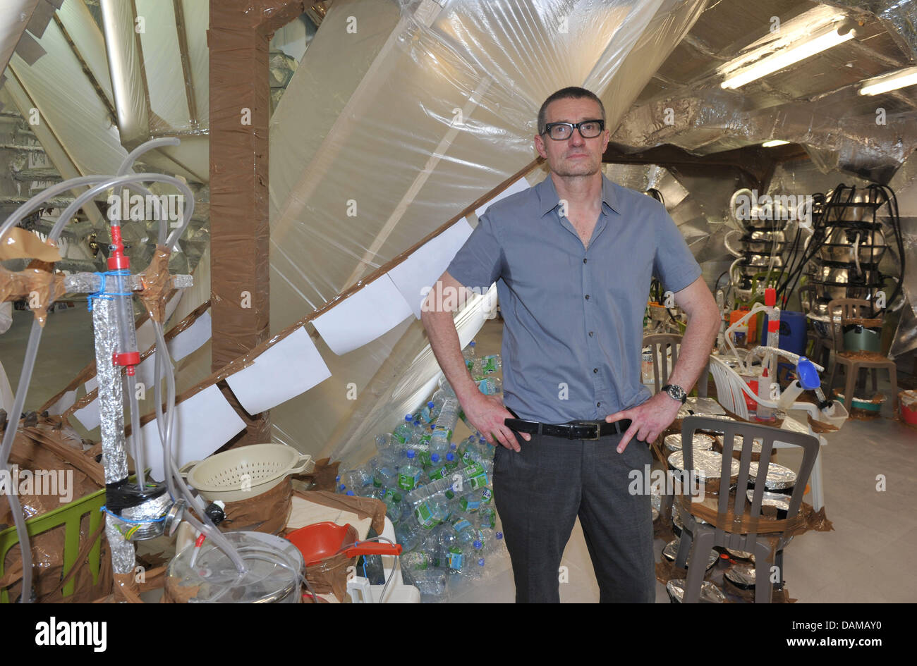 L'artiste suisse Thomas Hirschhorn pose devant son travail "Crystal de résistance' à le pavillon suisse sur la base de la 54e Biennale de Venise, Italie, 2 juin 2011. La Biennale de Venise a lieu tous les deux ans. Photo : Felix Hoerhager Banque D'Images