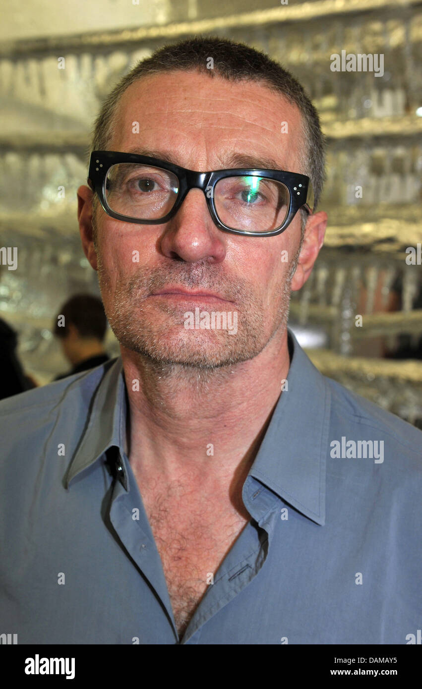 L'artiste suisse Thomas Hirschhorn pose à le pavillon suisse sur la base de la 54e Biennale de Venise, Italie, 2 juin 2011. La Biennale de Venise a lieu tous les deux ans. Photo : Felix Hoerhager Banque D'Images