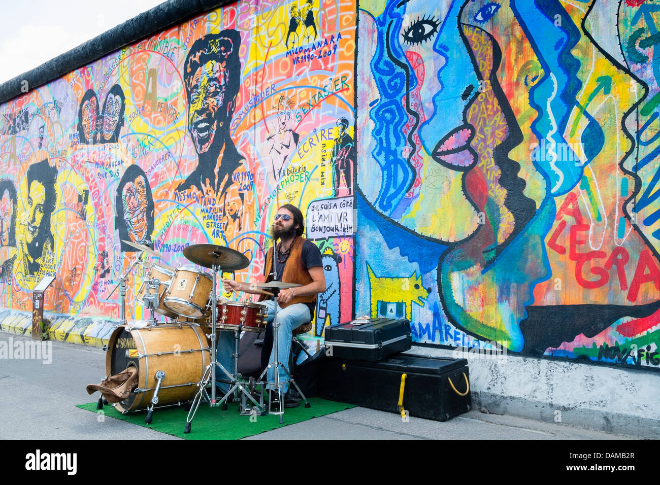 Musicien de la rue sur rue à côté mur de Berlin à l'East Side Gallery à Berlin Allemagne Banque D'Images