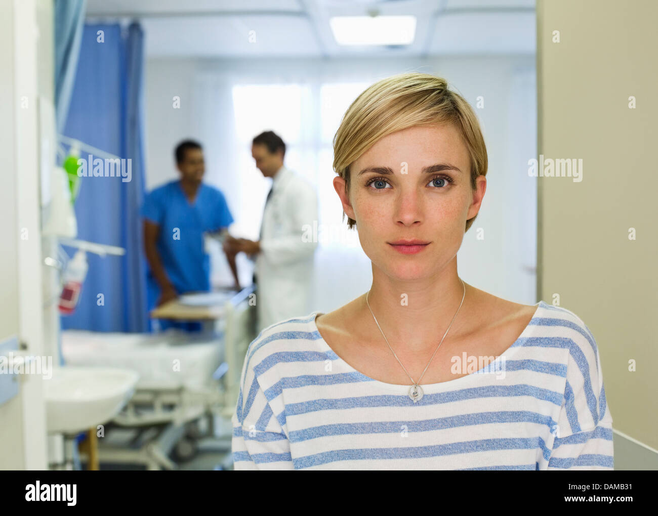 Patient standing in hospital room Banque D'Images