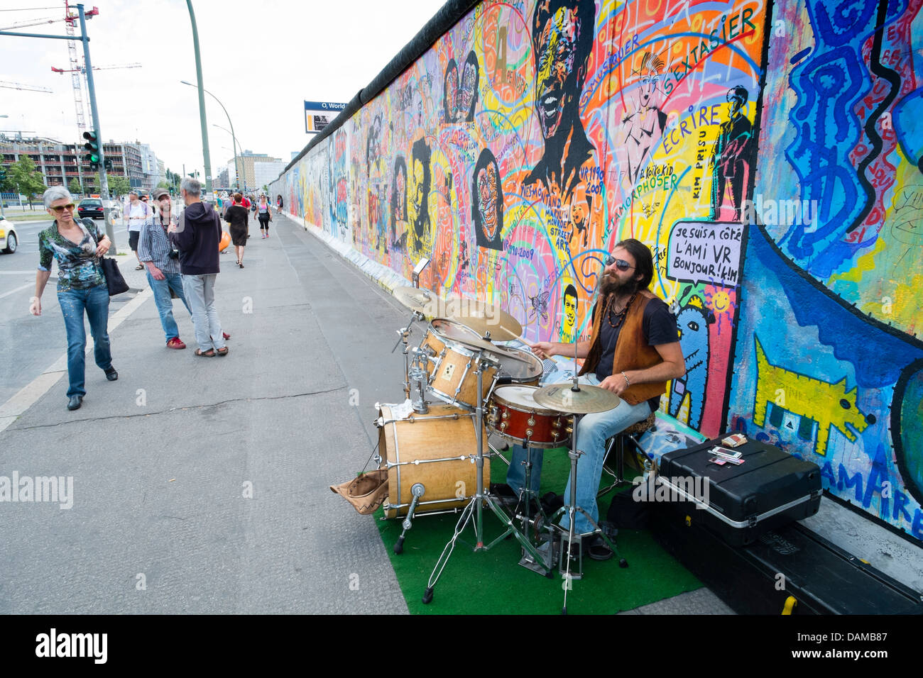 Musicien de la rue sur rue à côté mur de Berlin à l'East Side Gallery à Berlin Allemagne Banque D'Images