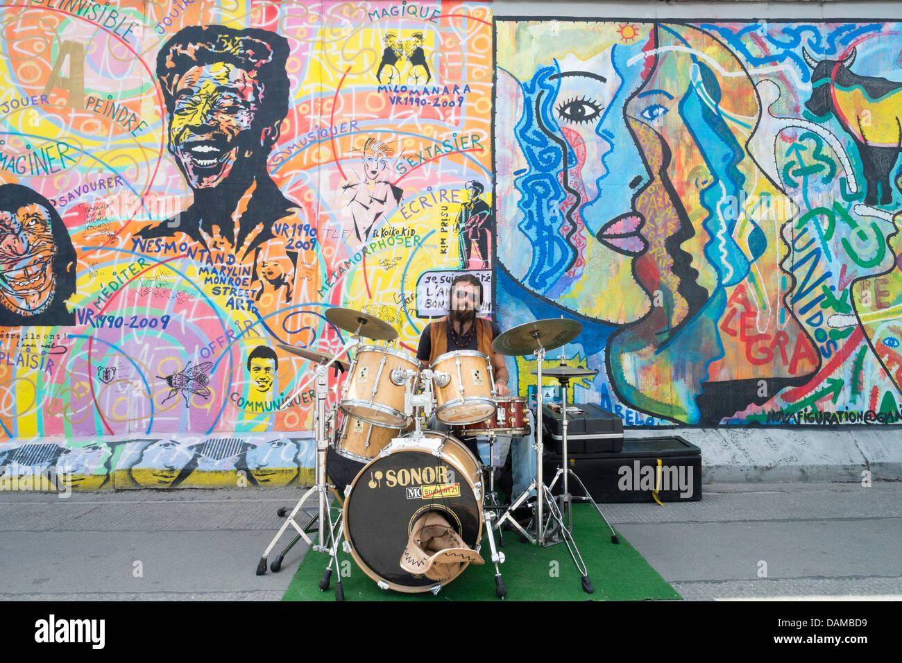 Musicien de la rue sur rue à côté mur de Berlin à l'East Side Gallery à Berlin Allemagne Banque D'Images