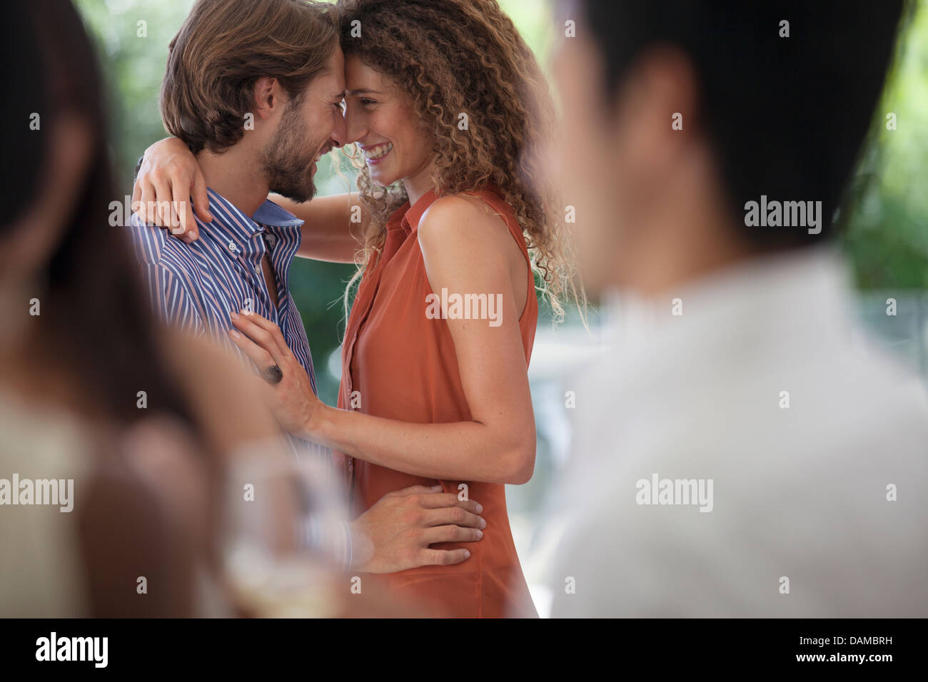 Couple hugging at party Banque D'Images